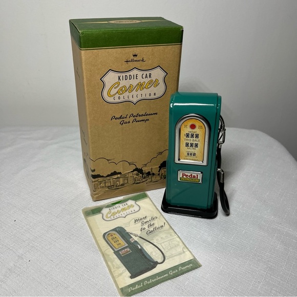 NEW Hallmark Kiddie Car Classics Collectible Garage + billboard Signs Gas pumps - Picture 12 of 16